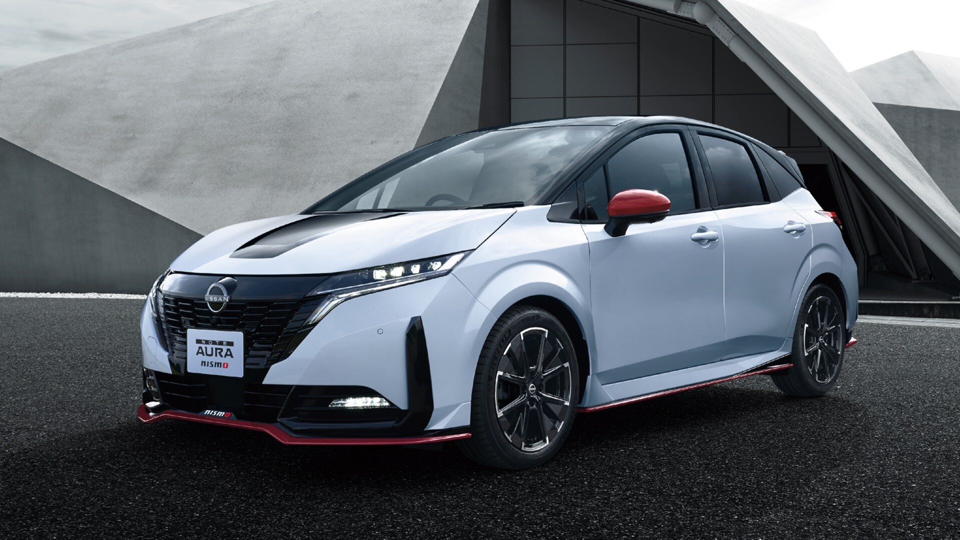Компания Nissan представила новый спорткар — это заряженная версия гибрида Note Aura