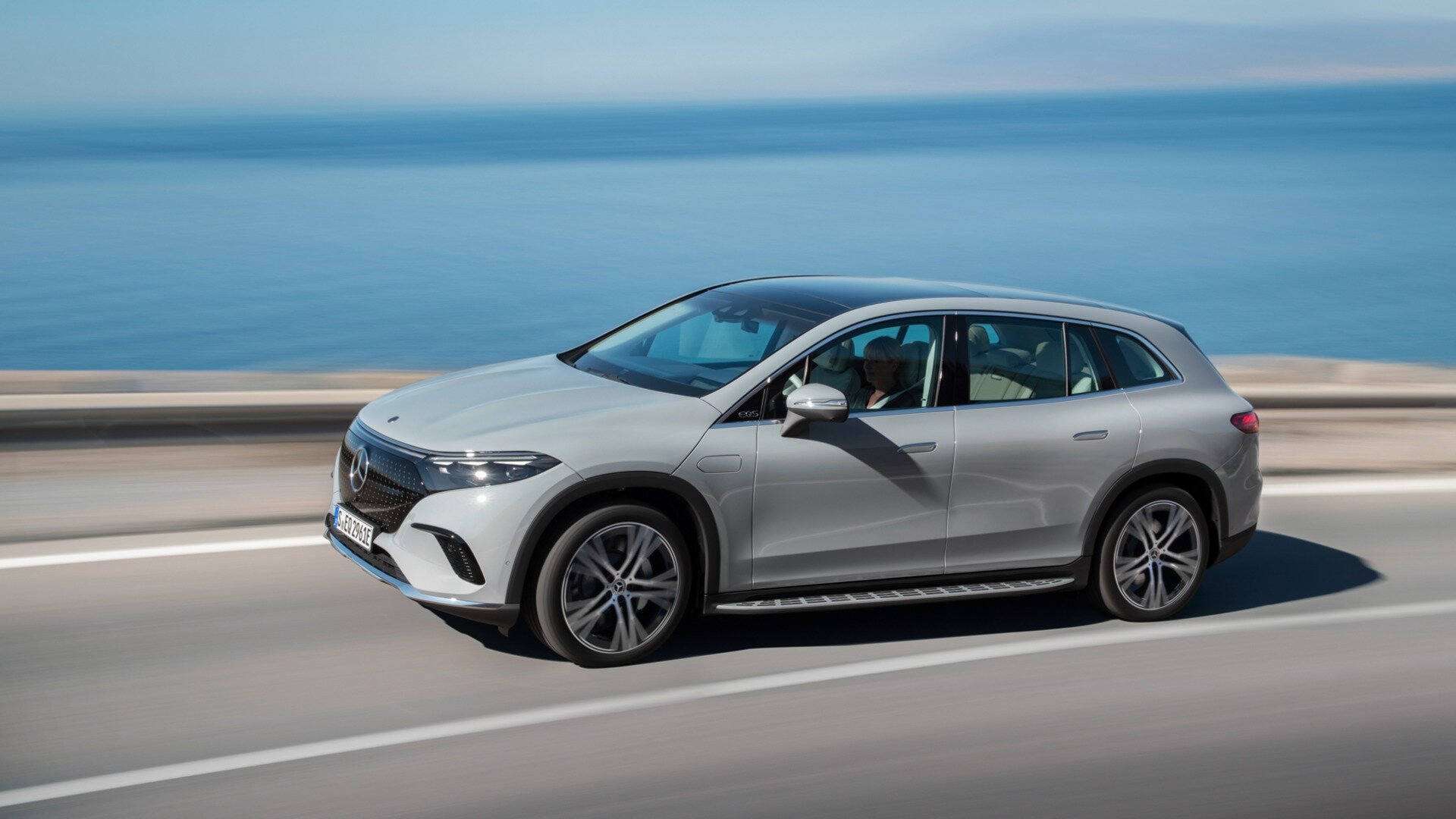 Mercedes-Benz предлагает сделать электрокары мощнее и быстрее за абонентскую плату