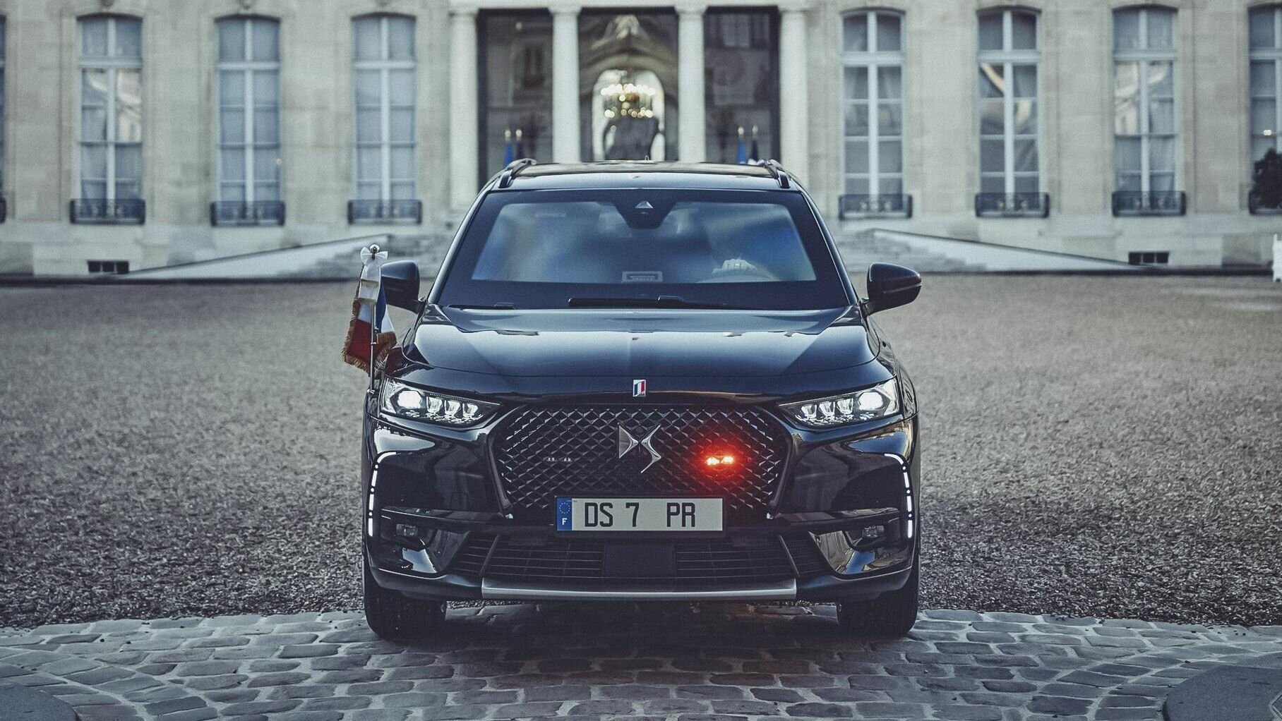Взгляните на новый президентский DS 7 Crossback: с бронёй, удлинённым кузовом и «капитанскими» креслами