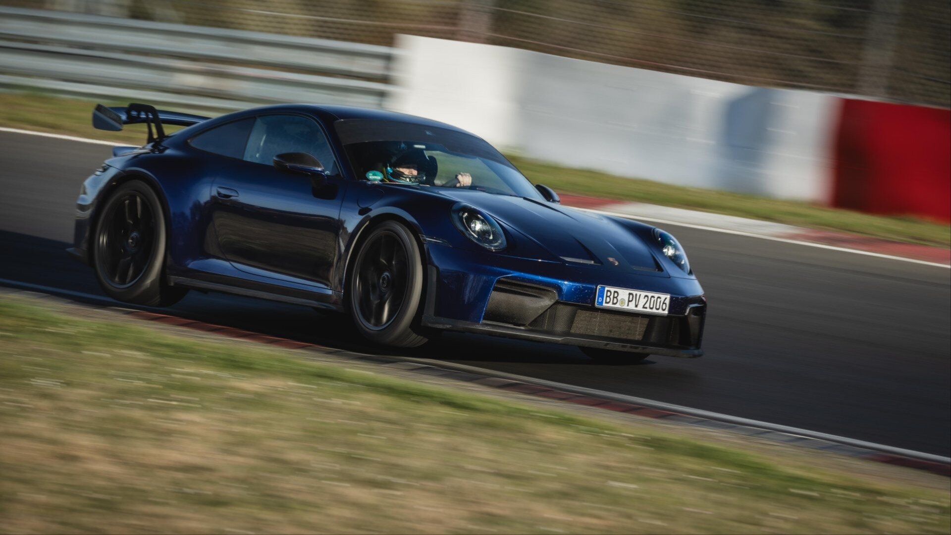 Porsche 911 GT3 стал быстрейшим на Нюрбургринге суперкаром с «механикой»