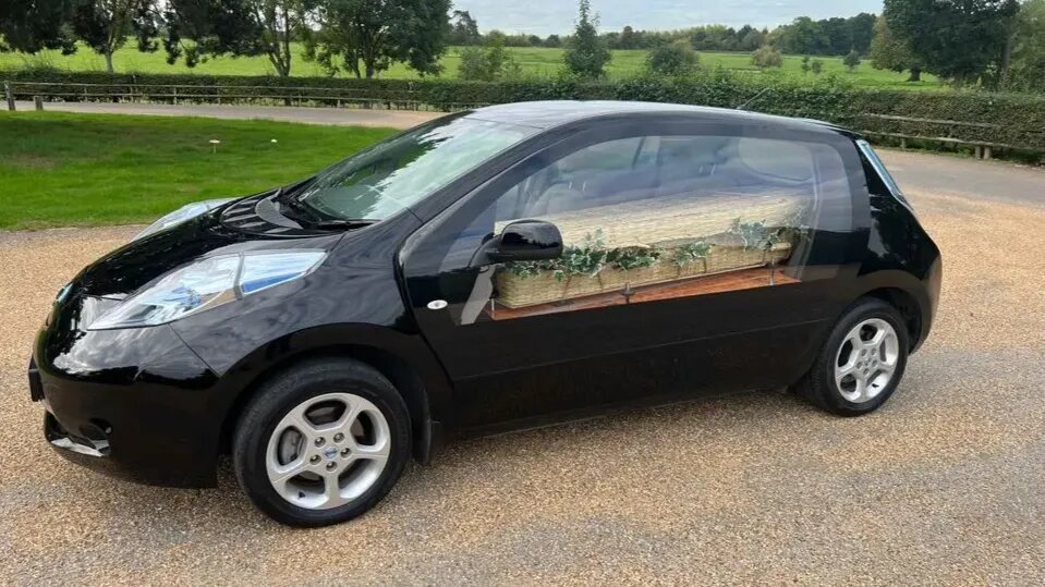 В Британии продают Nissan Leaf, который превратили в катафалк