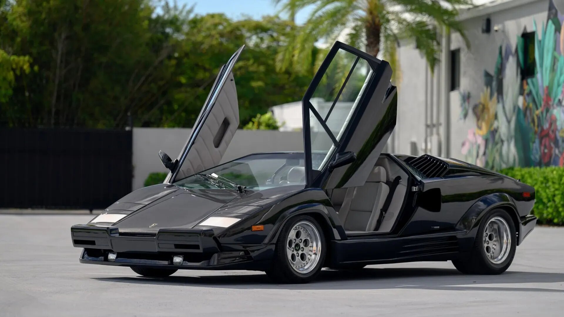 Один из последних Lamborghini Countach с пробегом 249 км оценили в миллион долларов