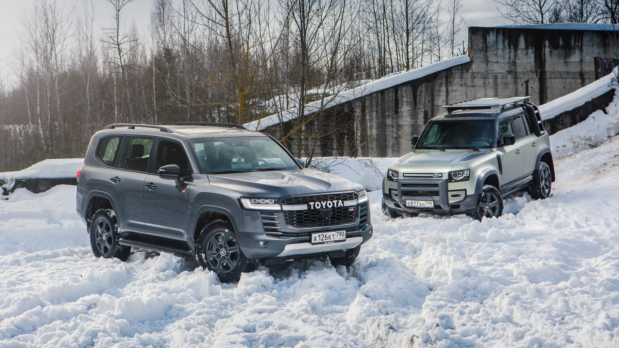 Land Cruiser 300 и Land Rover Defender: два победителя «Новинки года» России в очном противостоянии