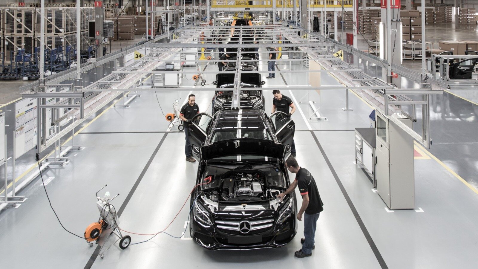 Компания Mercedes-Benz остановит производство и поставки машин в Россию