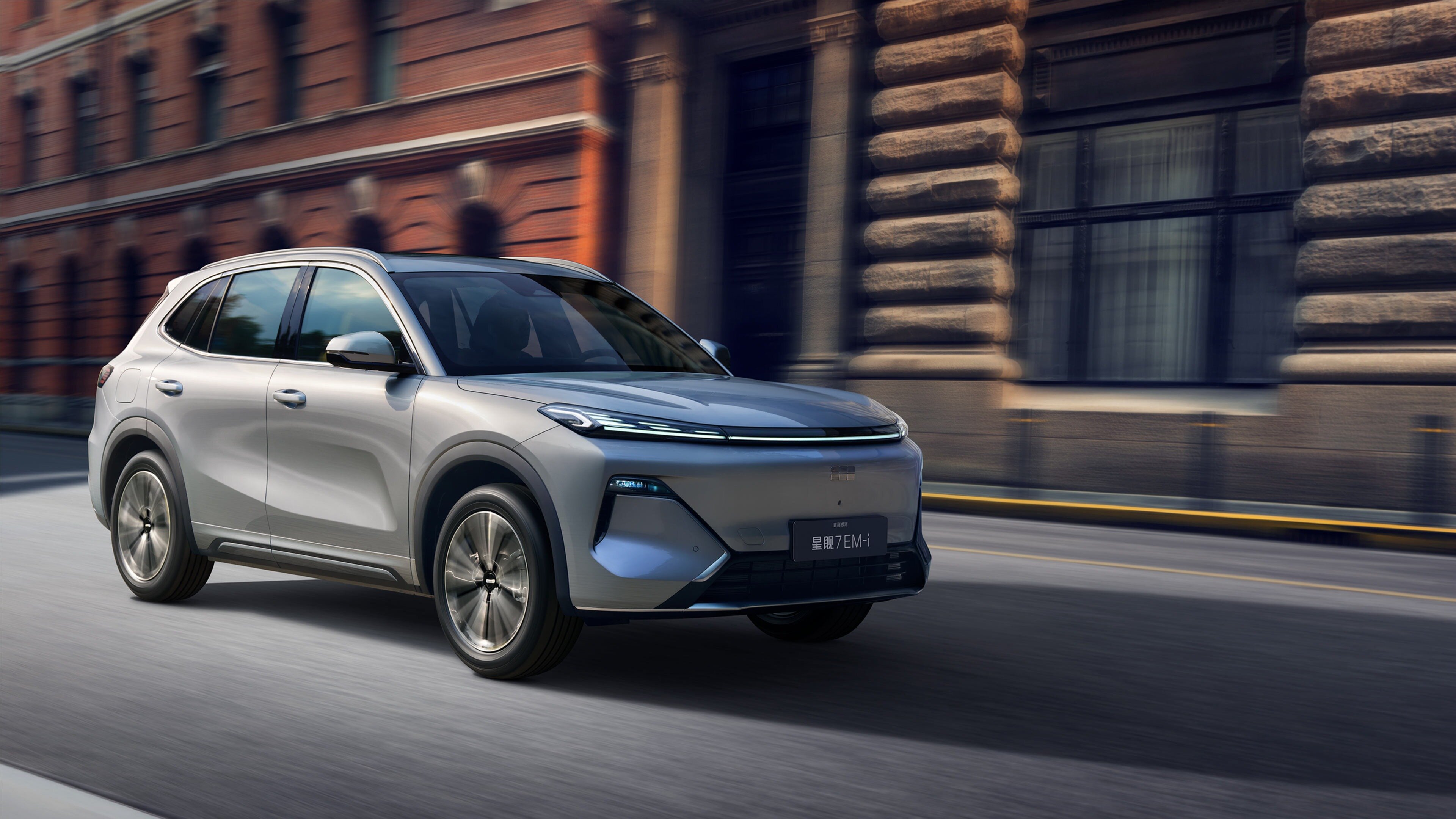 У Geely появился гибридный кроссовер с запасом хода 1430 километров