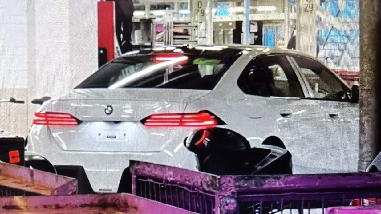 Новая BMW 5 серии: первое фото без камуфляжа
