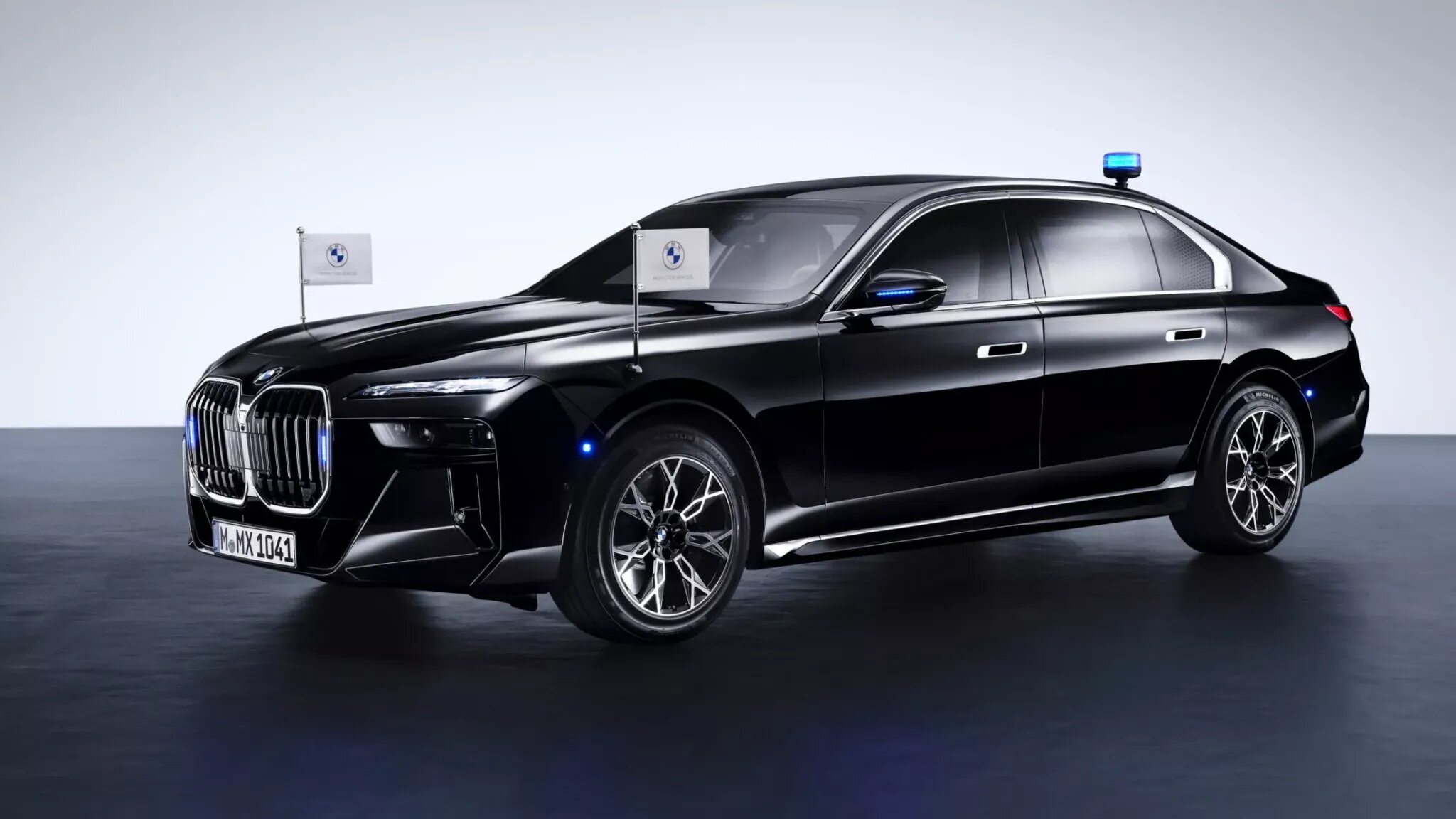 Компания BMW представила очень медленный электрокар — это бронированный i7 Protection