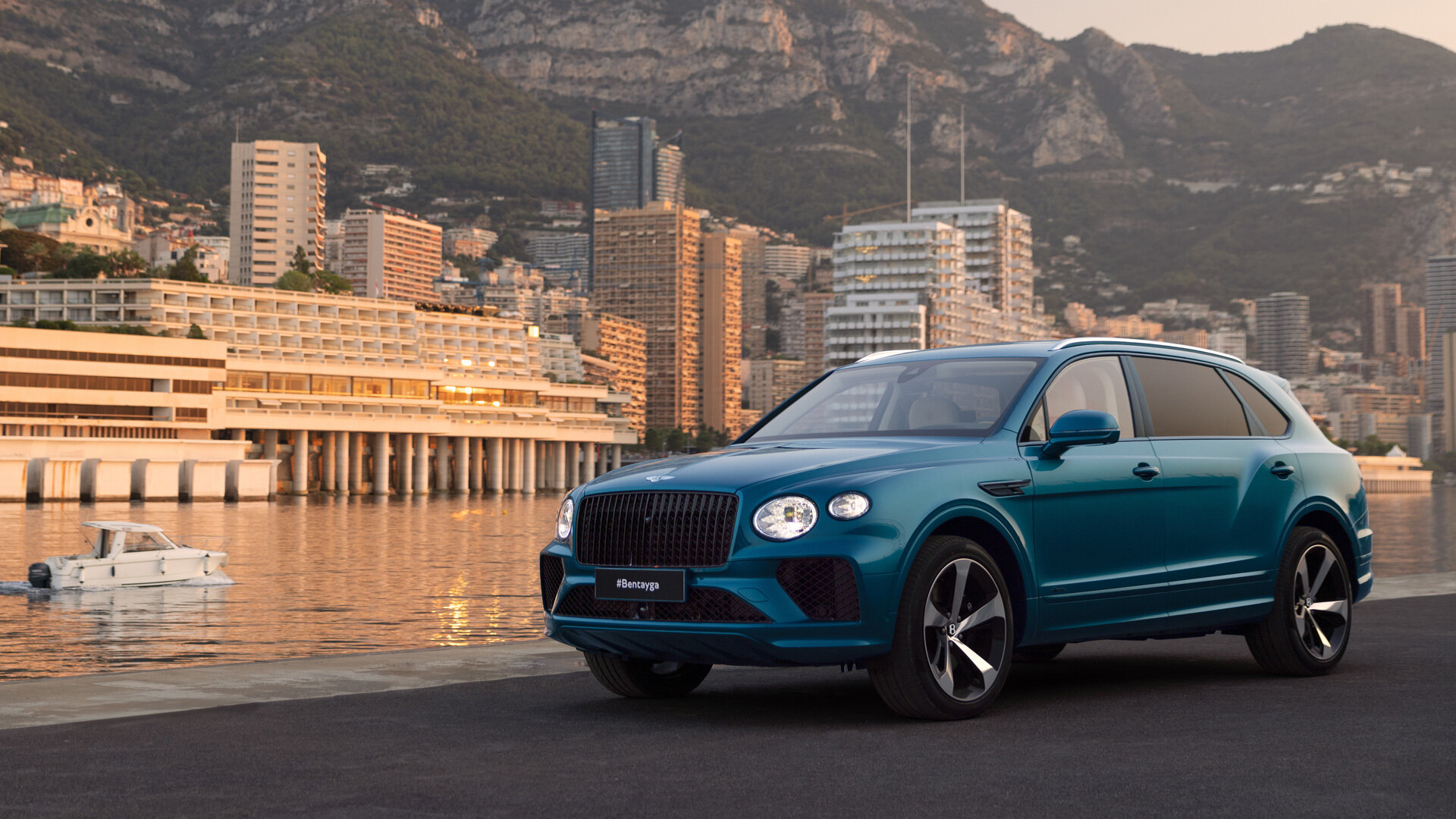 Компания Bentley показала новую версию длиннобазной Bentayga в стиле яхт