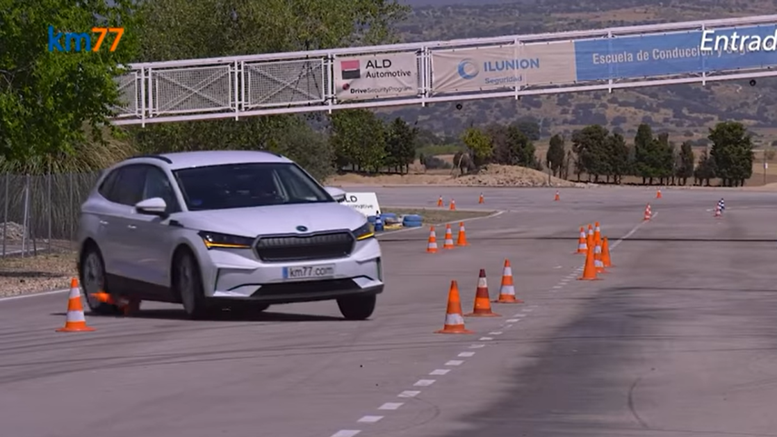 Электрокроссовер Skoda Enyaq стал худшим в «лосином тесте» за последнее время