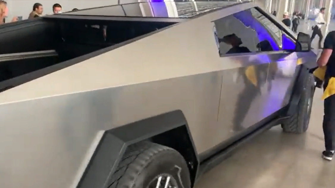 На открытии Гигафабрики в Техасе показали пикап Tesla Cybertruck. На нём много дефектов