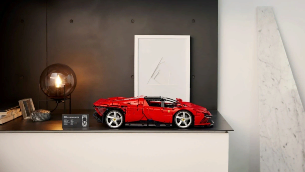 Компания Lego выпустила модель Ferrari Daytona SP3 из 3778 деталей