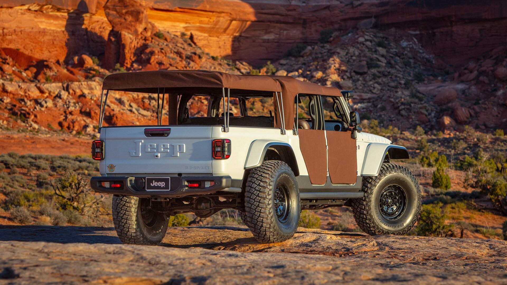 Новый Jeep Scrambler сможет увеличивать грузовую платформу за счёт салона