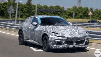 Серийный кроссовер Ferrari сняли на видео