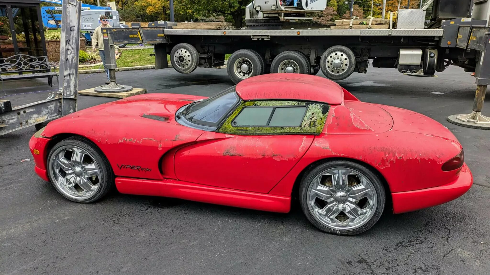 Dodge Viper, прослуживший дилерской «вывеской» 28 лет, спустили на землю для реставрации