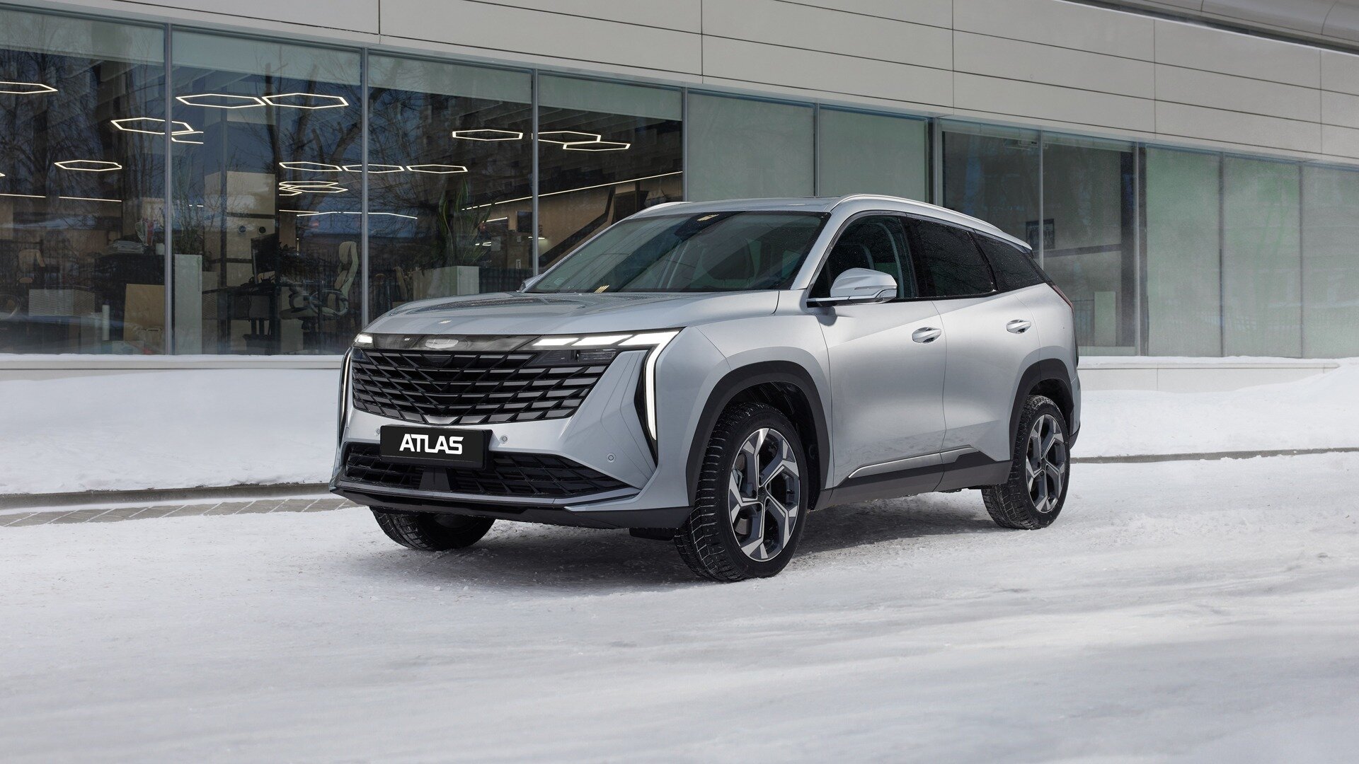Geely Atlas подешевел в России на 311 тысяч рублей из-за нового двигателя