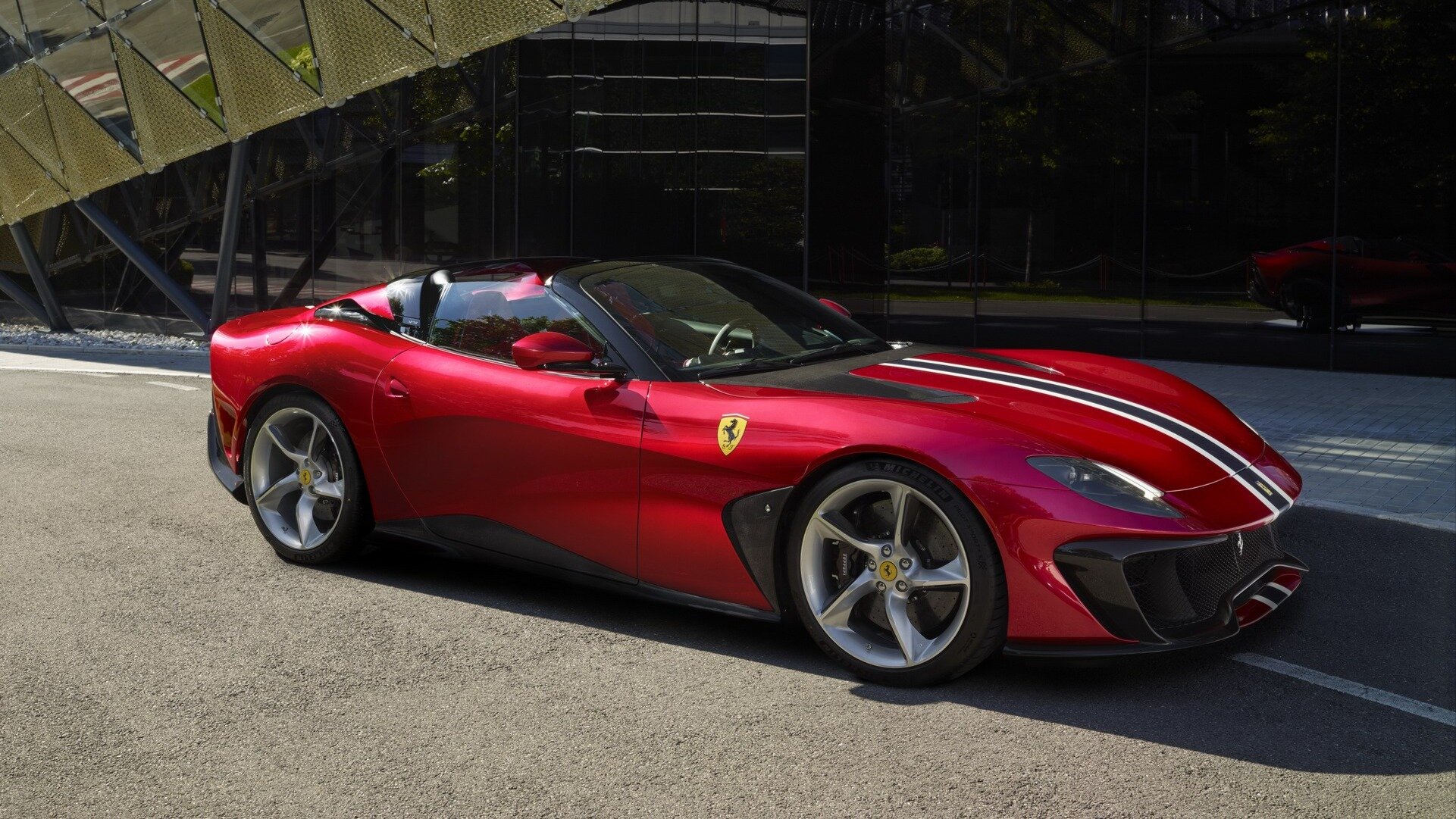 Ferrari представила уникальный переднемоторный родстер с V12