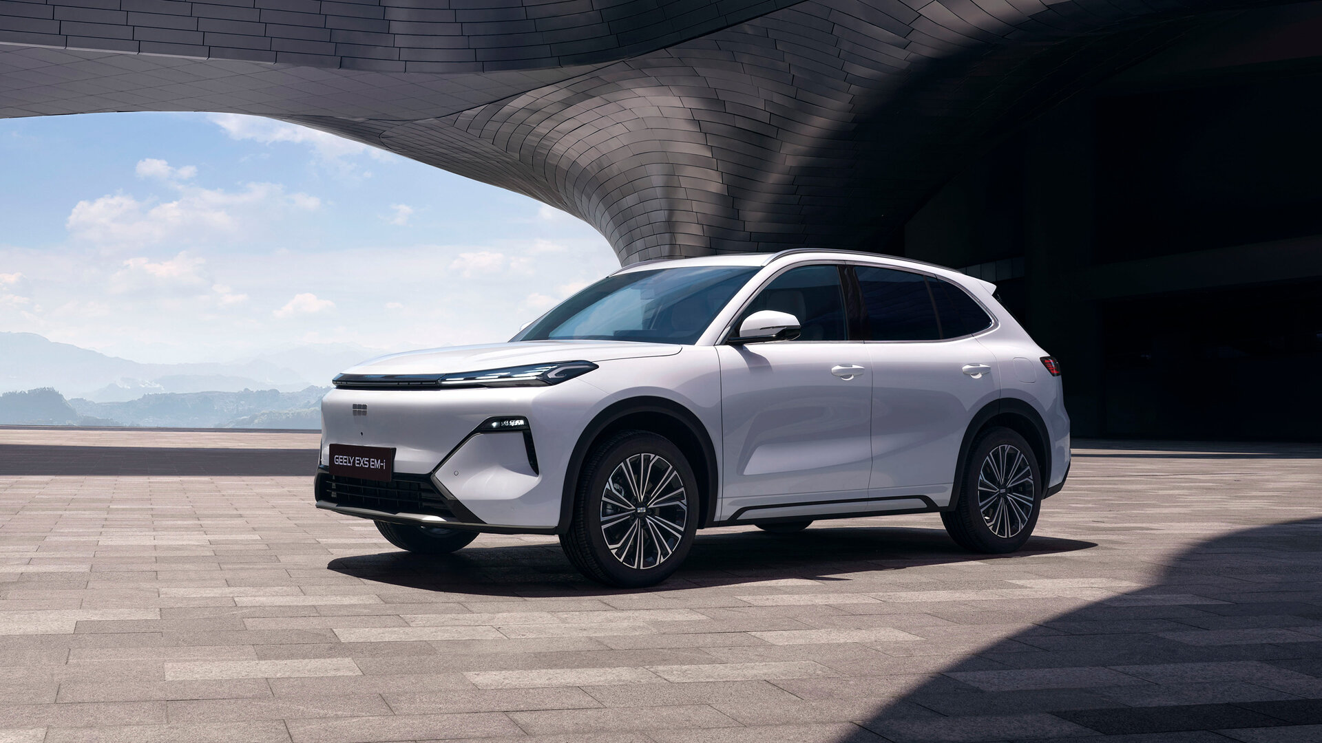 Новый гибрид Geely для России назовут EX5 EM-i