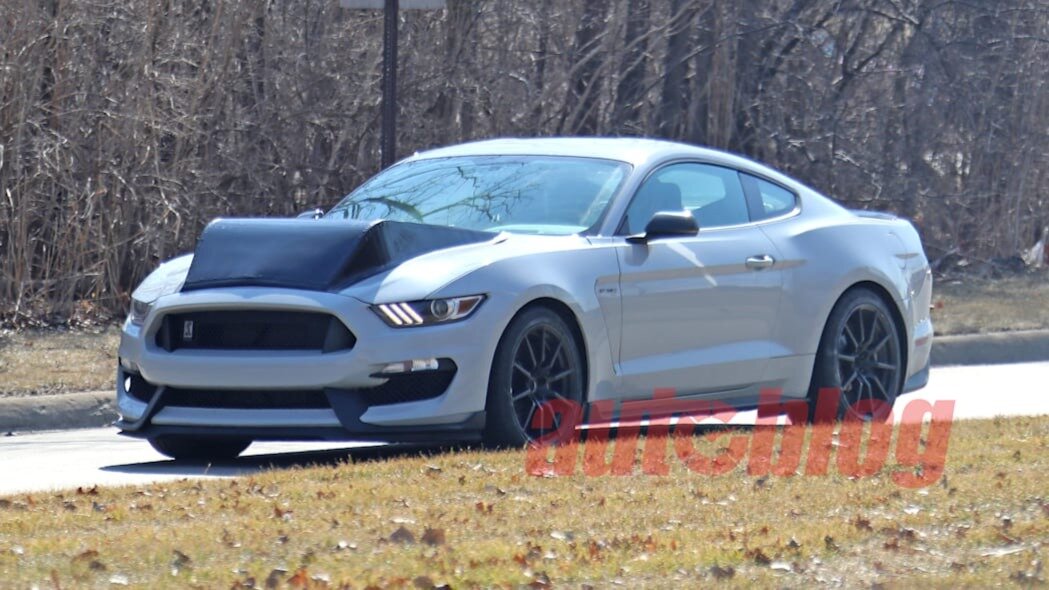 Шпионы сфотографировали странный Ford Mustang с горбом на капоте