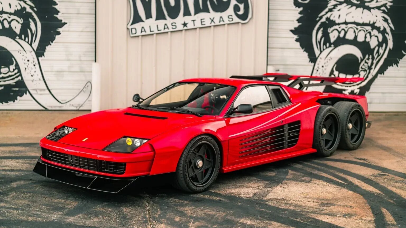 Тюнеры построили шестиколёсную Ferrari Testarossa с американским мотором