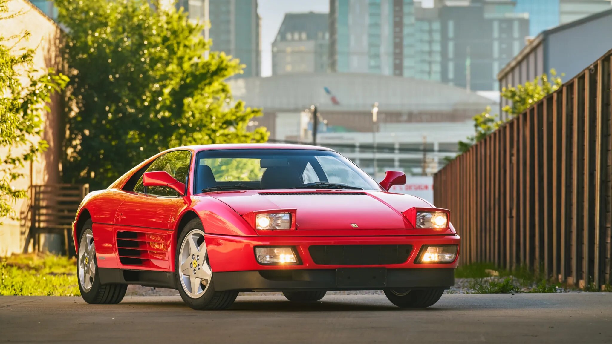 30-летнюю Ferrari 348 TB, которая проезжала меньше 20 километров в год, выставили на торги