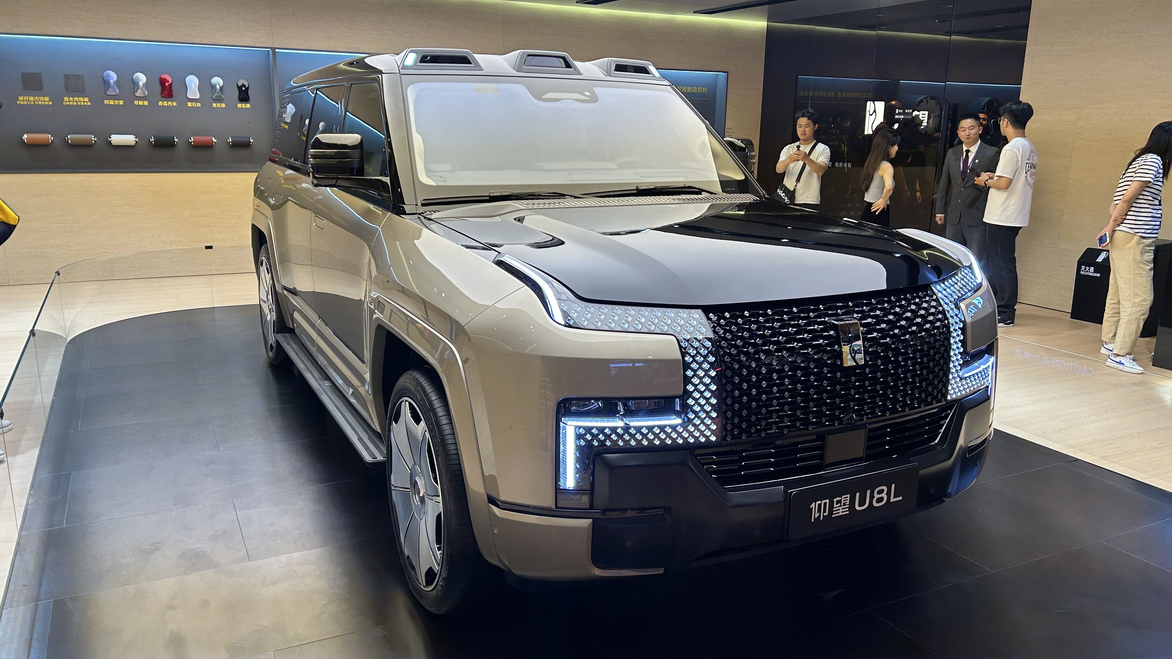 BYD представил огромный внедорожник YangWang U8L с золотыми эмблемами