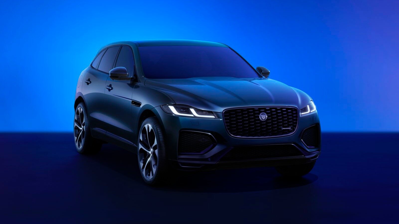 «Розеточный» Jaguar F-Pace стал на 20 процентов дальнобойнее на электротяге после обновления