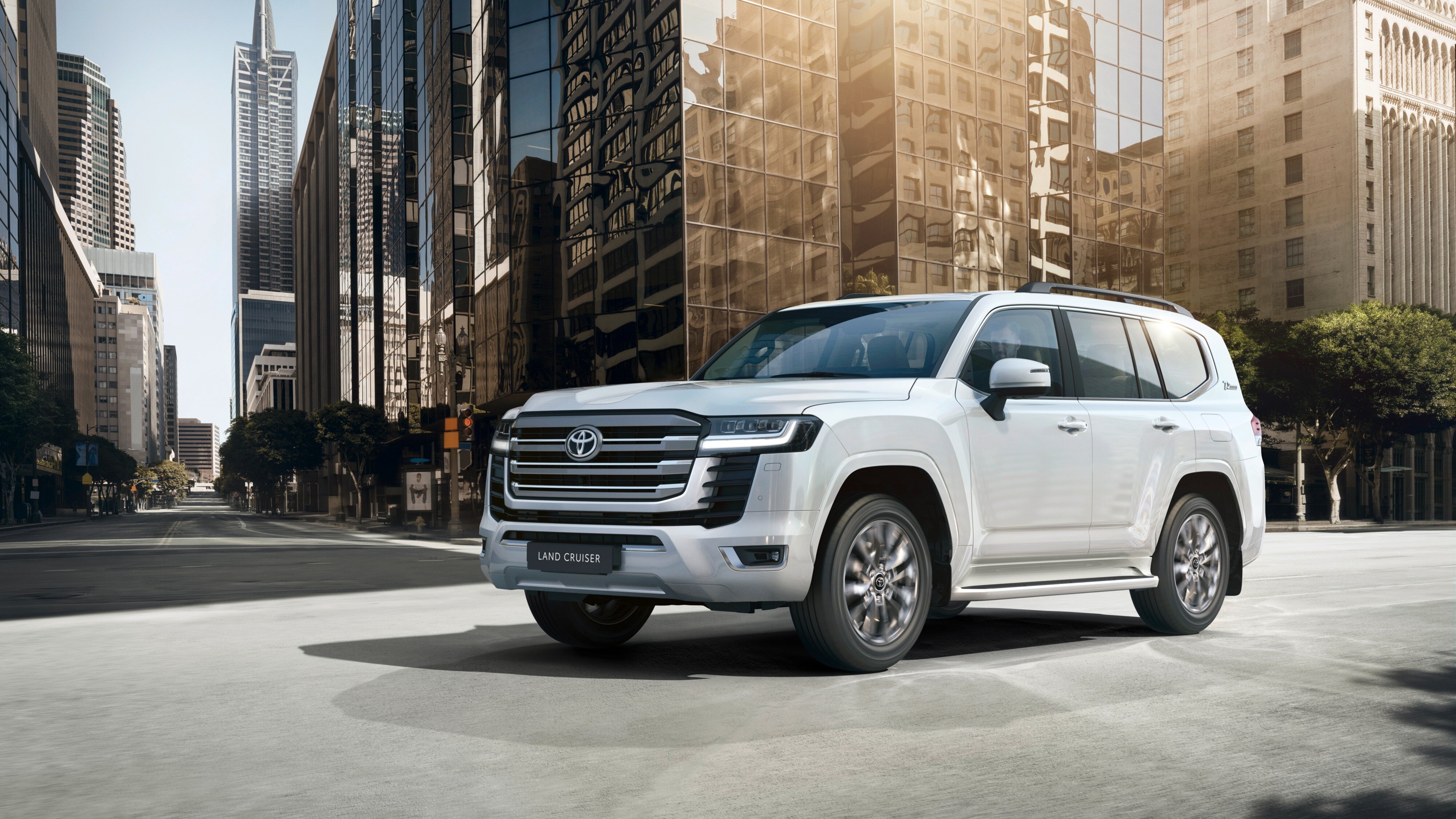 Большой, белый и никаких V8: всё, что надо знать про новый Toyota Land Cruiser 300