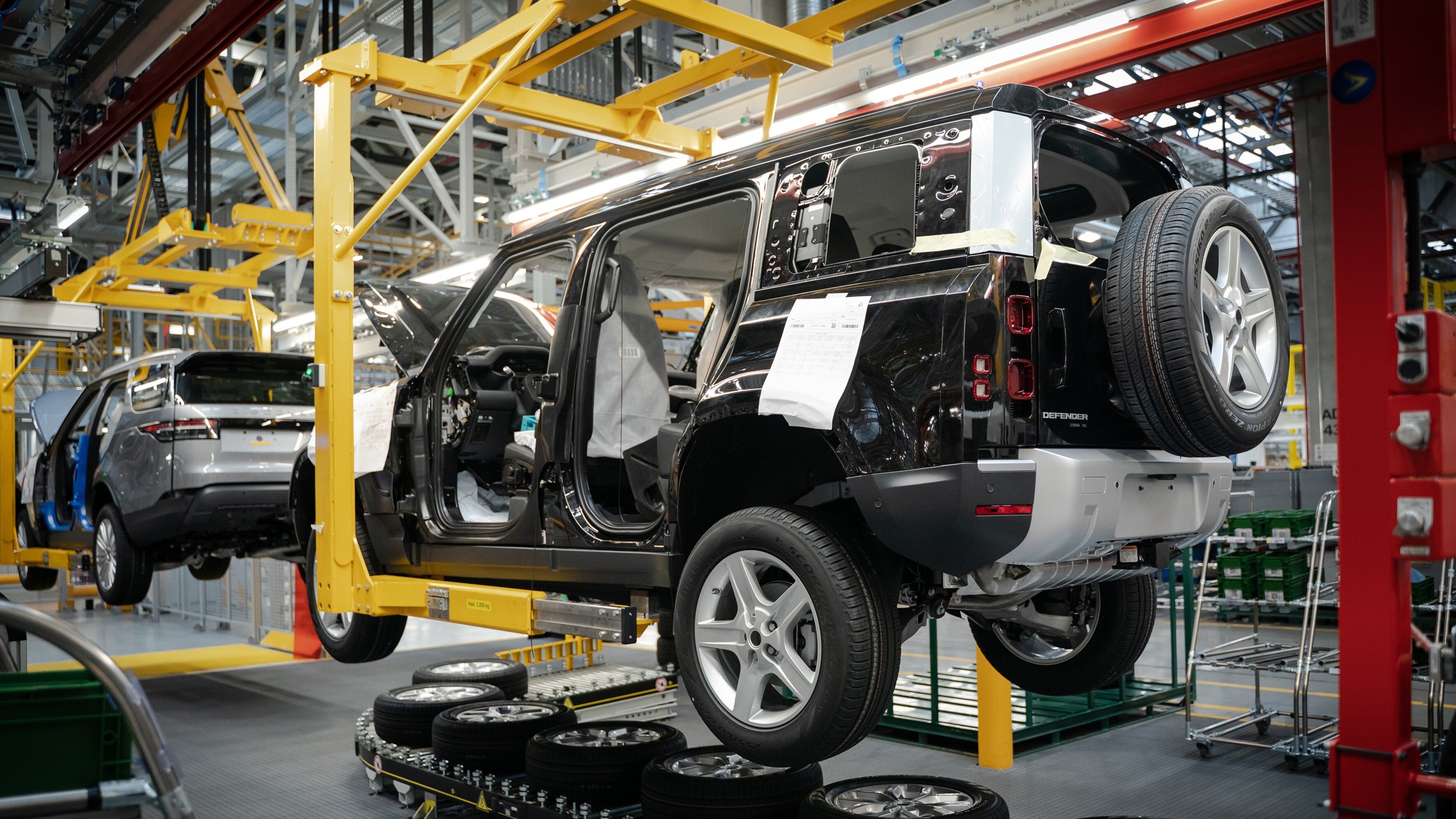 Из-за высокого спроса на Land Rover Defender на заводе в Словакии введут третью смену