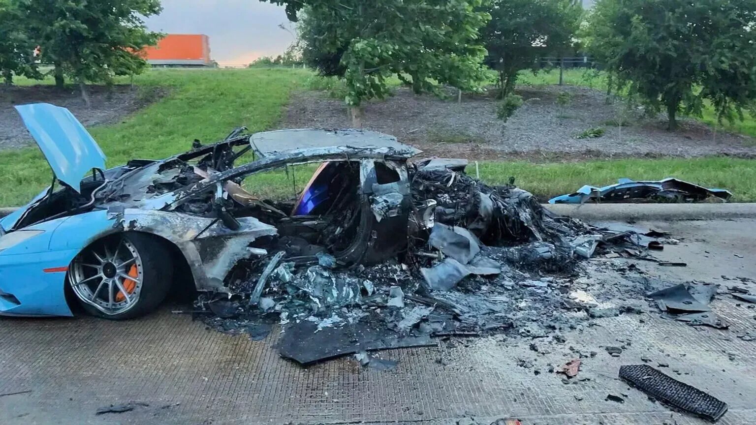 В одном ДТП уничтожили сразу два суперкара Lamborghini