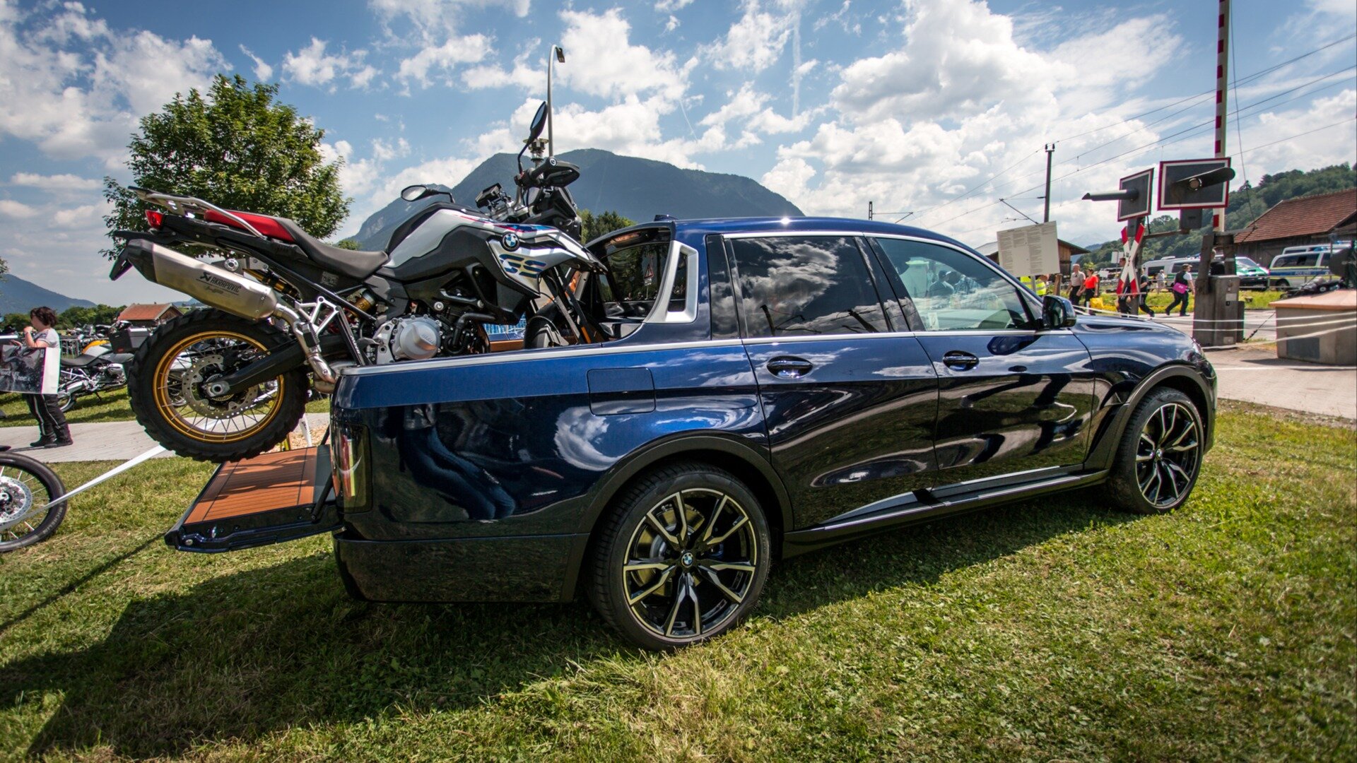 Компания BMW задумалась о выпуске роскошного пикапа