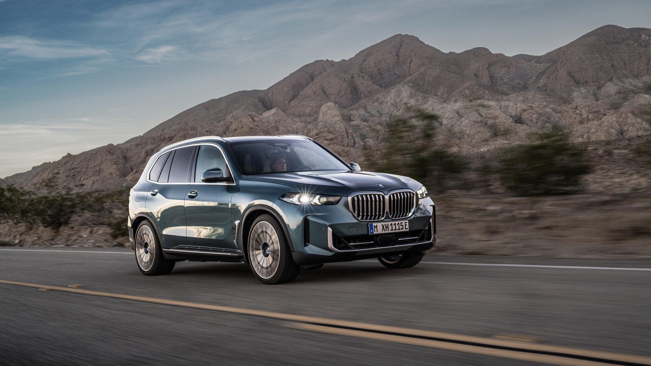 BMW X5 и X6 обновились: большие экраны и мощные гибриды