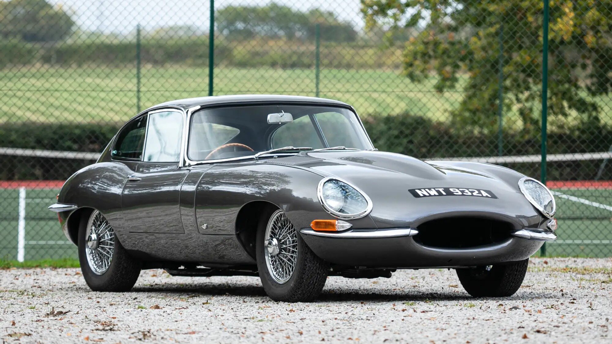 «Мистер Бин» продаёт свой Jaguar E-Type (он тоже играл в кино)