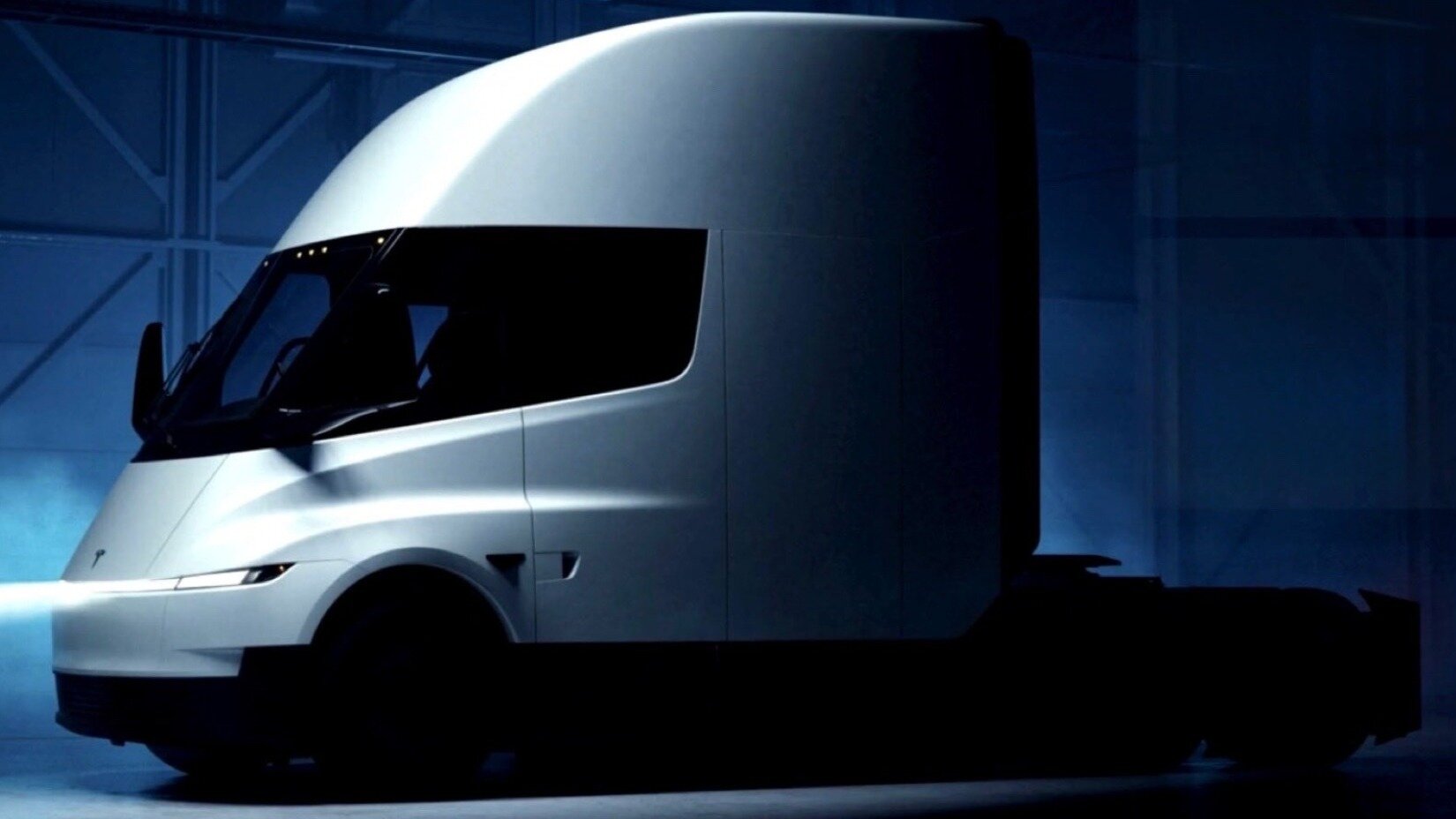 Массовое производство электротягачей Tesla Semi начнётся в 2026 году, заявил Илон Маск