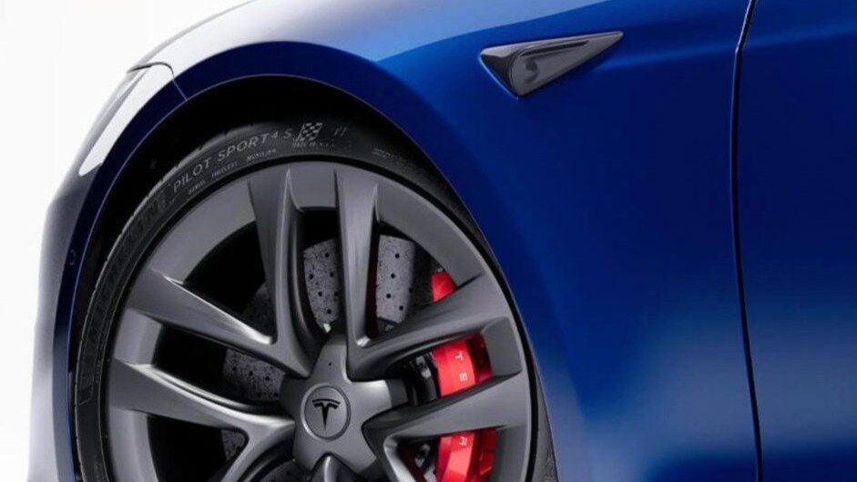 Tesla Model S Plaid получила карбоновые тормоза за 1,5 миллиона рублей
