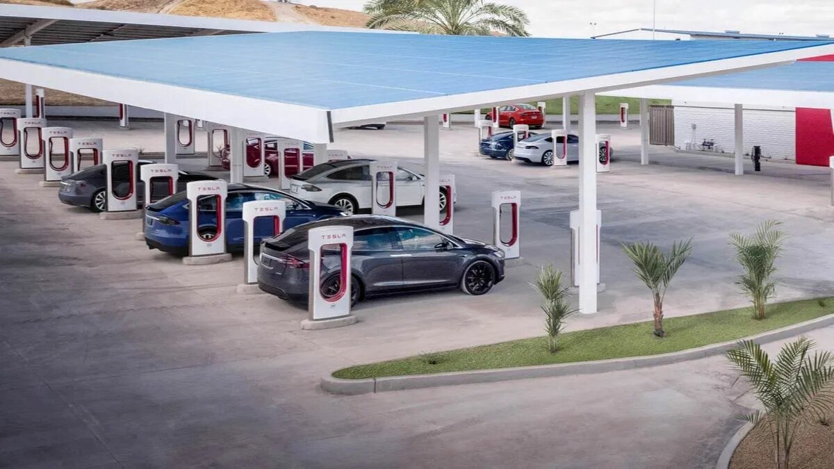 Владельцы Tesla в США устроили между собой странный челлендж: кто посетит больше зарядных станций