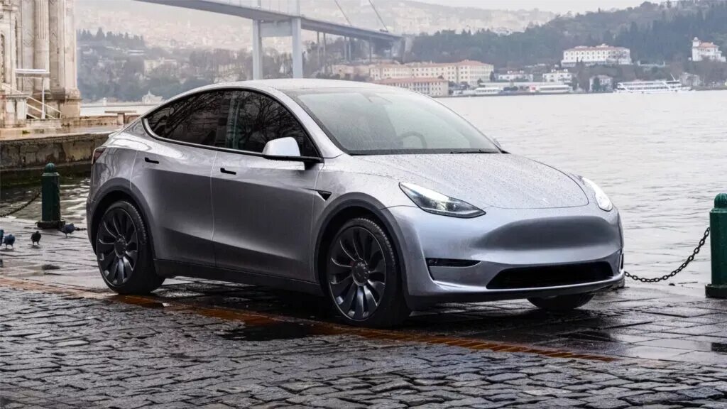 Шотландцу отказали в гарантийном ремонте электрокара Tesla, сломавшегося из-за дождя