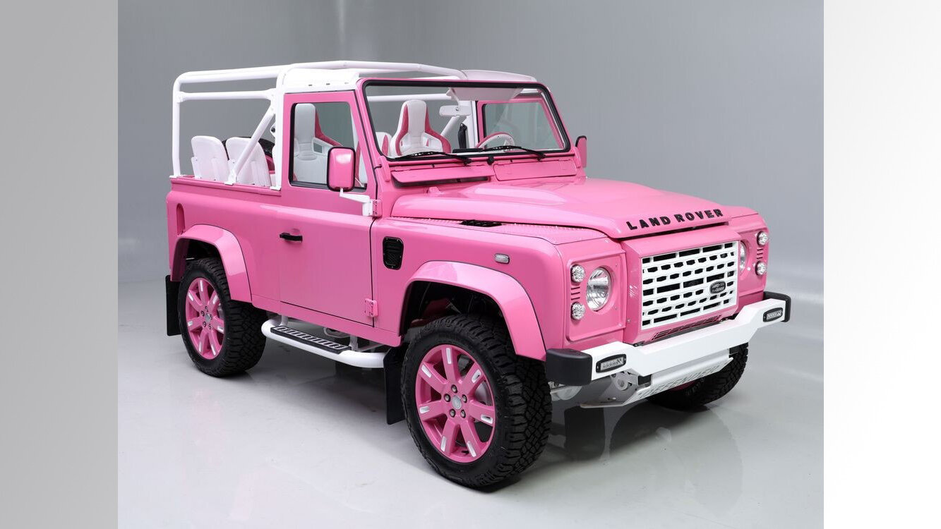 Land Rover Defender превратили в «Барбимобиль» и выставили на продажу