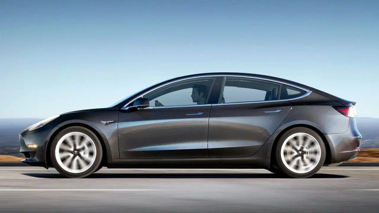 Американец смог дистанционно управлять Tesla Model 3, которая оказалась в Белоруссии