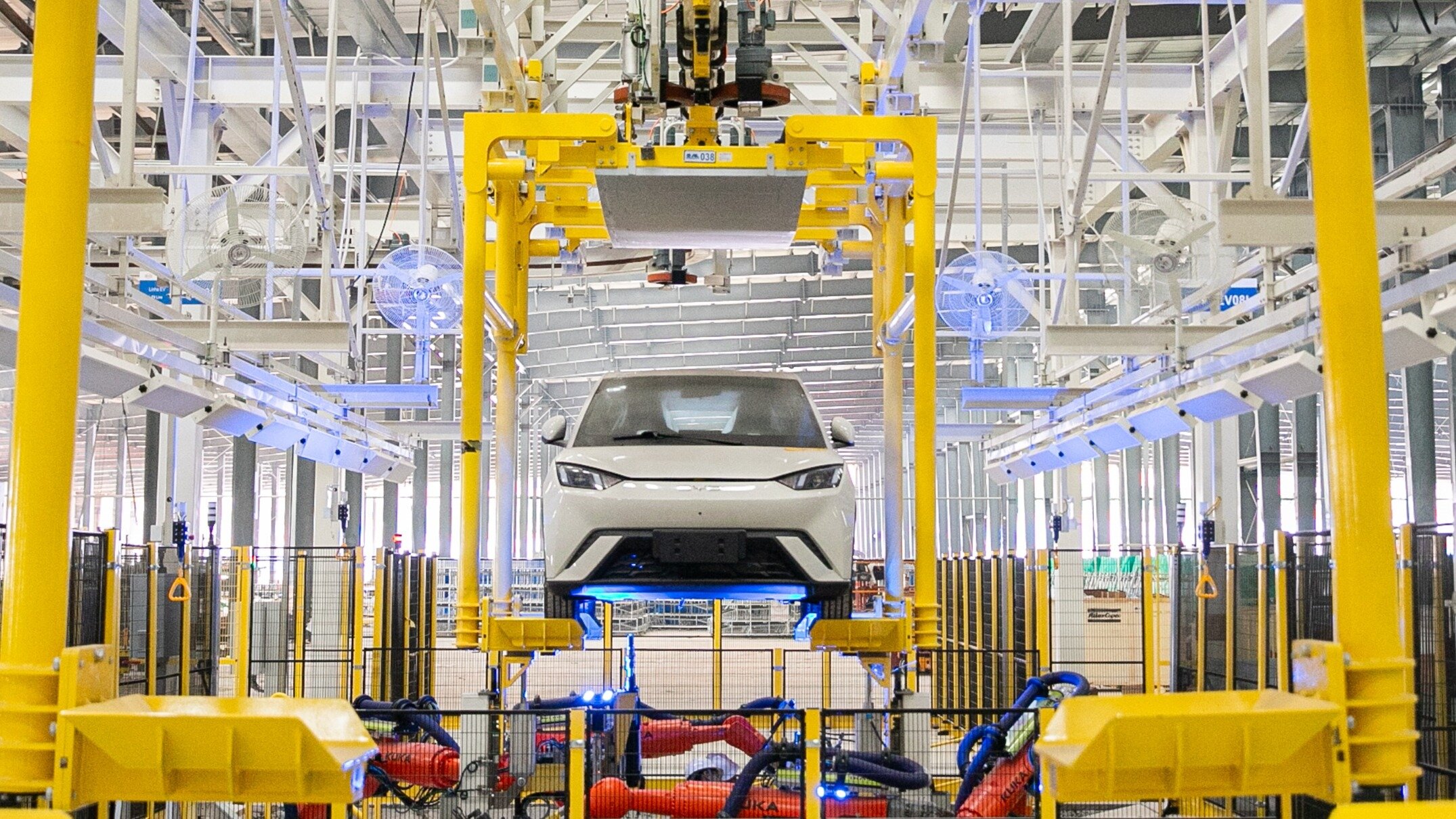 Продажи марки BYD снизились на треть, а Xiaomi — выросли на 70 процентов
