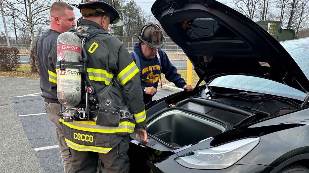 Владелец Tesla испугался исходящего от машины пара и вызвал пожарных