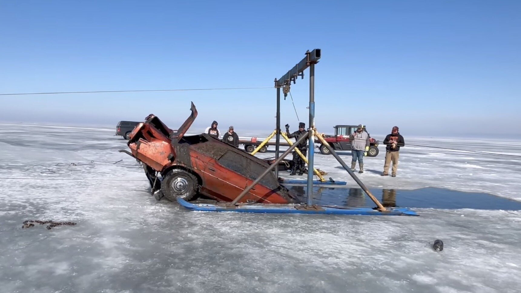 Со дна замёрзшего озера подняли старый Ford, пролежавший там почти полвека