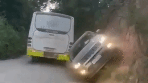 Самонадеянная попытка объехать автобус на Джипе обернулась полным провалом