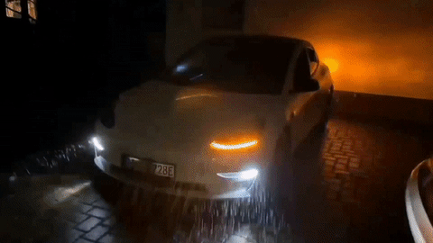 Владелец Tesla Model 3 запрограммировал на электрокаре световое шоу. Теперь он классно мигает в такт музыке