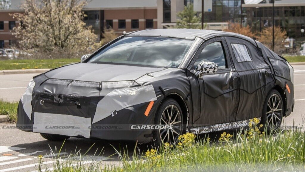 Новую Toyota Camry заметили на дороге