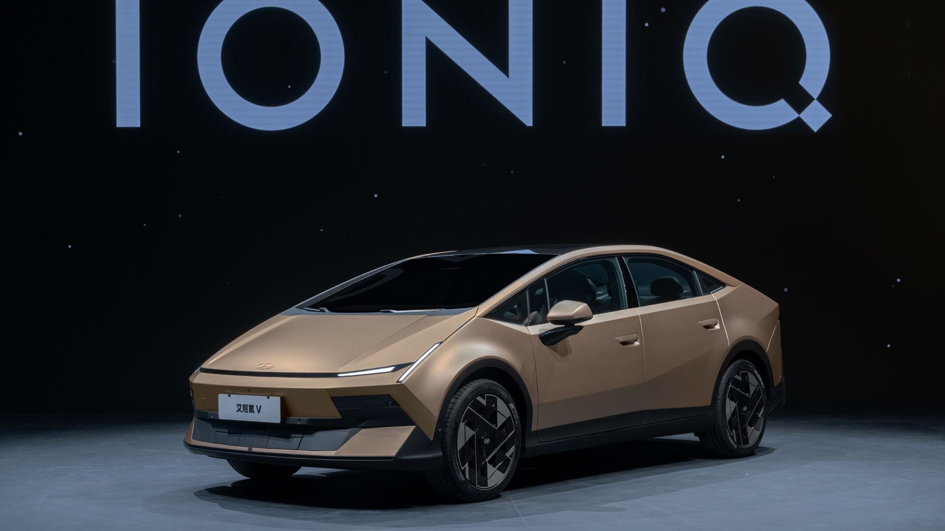 Hyundai показала первый электрокар Ioniq специально для Китая