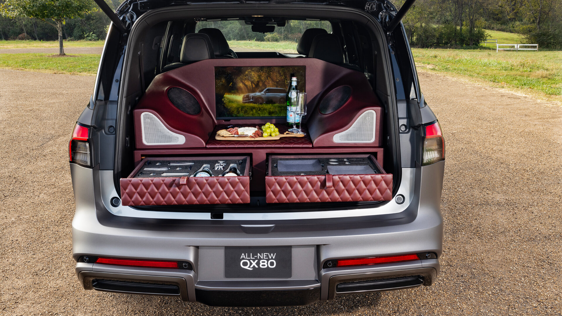 Infiniti показала особо роскошный QX80 с телевизором в багажнике