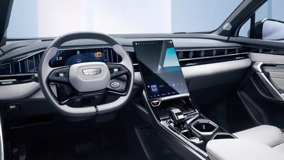 Опубликованы фотографии интерьера нового Geely Atlas с экраном в стиле Tesla