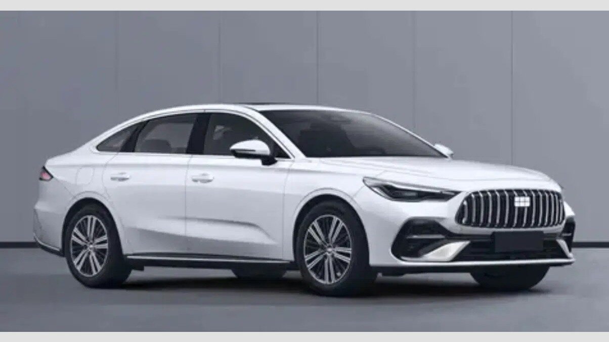 170 километров на электротяге: гибридный седан Geely получит самую дальнобойную версию