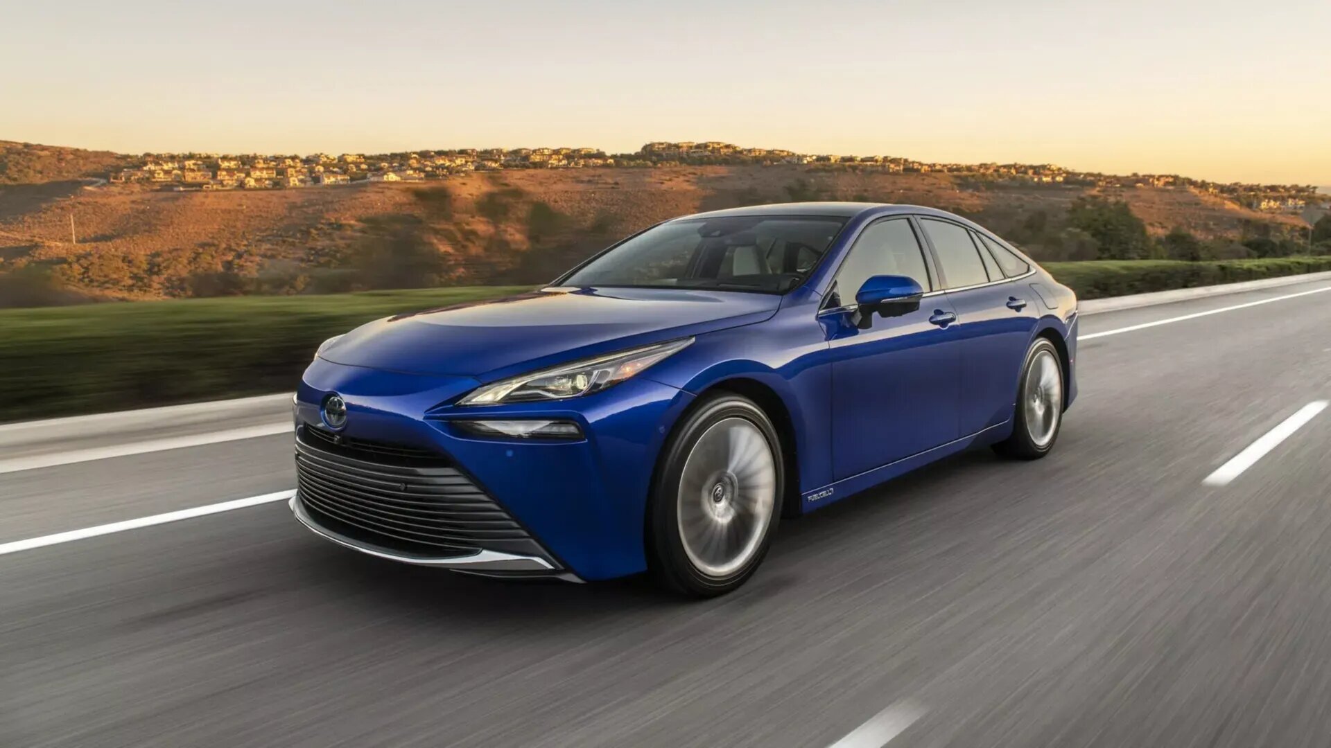 К обновлённому водородомобилю Toyota Mirai прилагается бесплатное топливо на 15 тысяч долларов