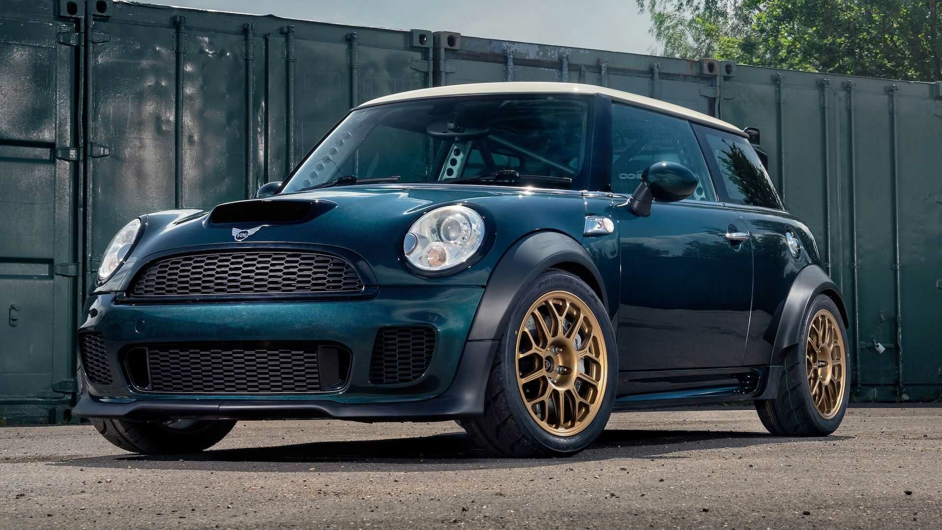 MINI превратили в заднеприводный суперкар с V8